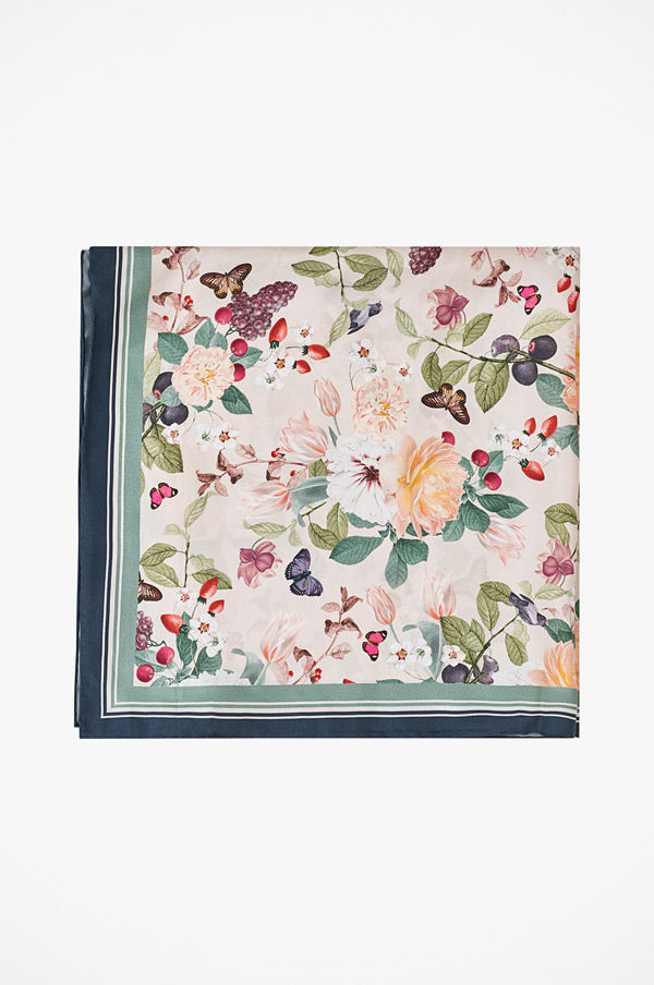By Malina Scarf Fly