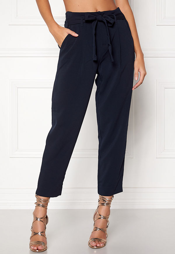 Only svarta byxor Becky Belt Ankle Pant