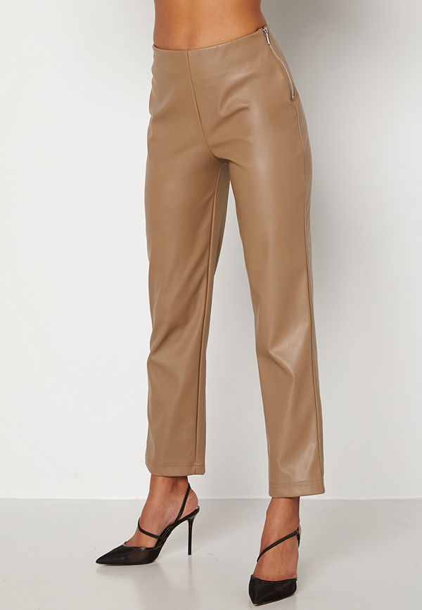 Bubbleroom beige byxor Pailin cropped PU trousers Brown
