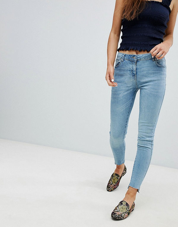 Parisian Skinny jeans med asymmetrisk nederkant