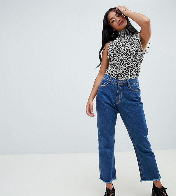 Missguided Petite Wrath Mellanblå utsvängda jeans med mellanhög midja i kort modell