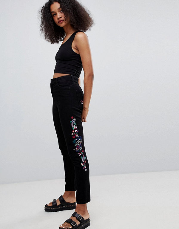 Monki Broderade mom-jeans Mörksvart