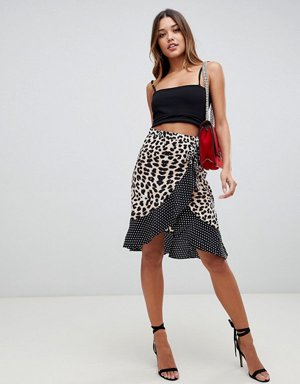 PrettyLittleThing Polka och leopardmönstrad skjorta med fransig fåll