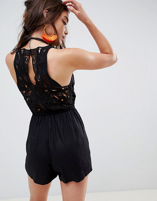 ASOS DESIGN Playsuit för stranden med virkad kant baktill
