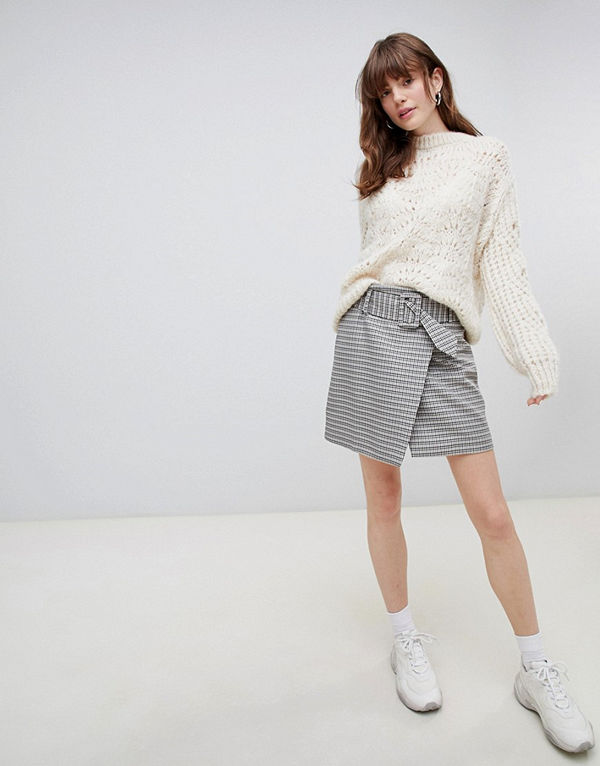 ASOS DESIGN Rutig minikjol med skärp