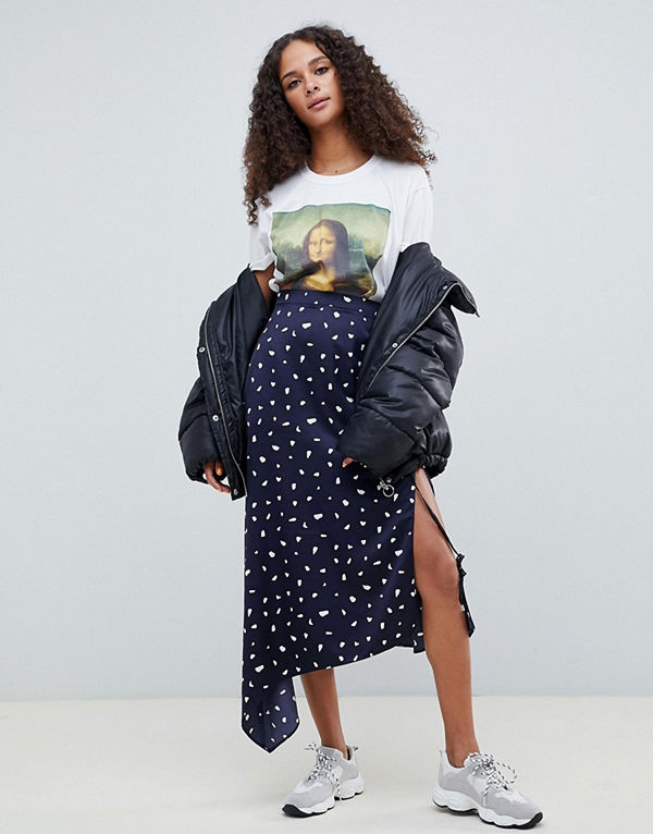 ASOS DESIGN Marinblå prickig midikjol i asymmetrisk satäng Mörkblå/vit