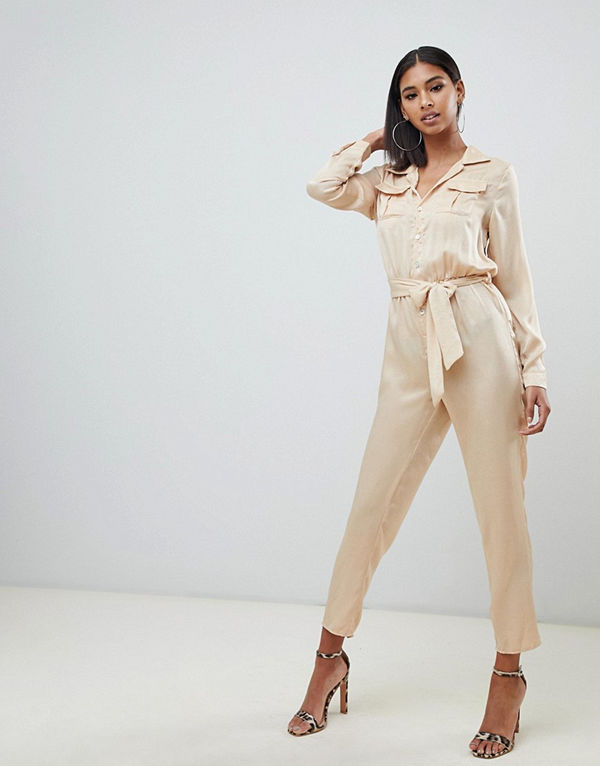 Missguided Champagnefärgad arbetsjumpsuit i satin Champagne