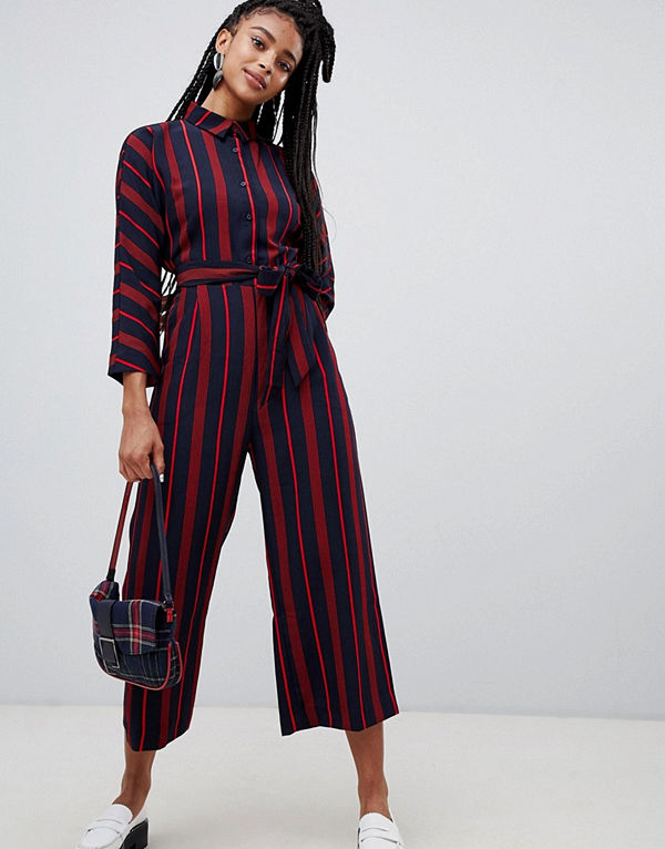 Monki Röd och marinblårandig jumpsuit med vida ben och skärp Flerfärgad