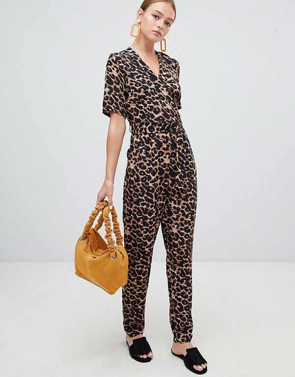 New Look Leopardmönstrad jumpsuit med omlottdesign Brunt mönster