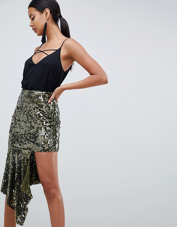 ASOS DESIGN Utsmyckad midikjol med asymmetrisk nederkant Kakifärgad