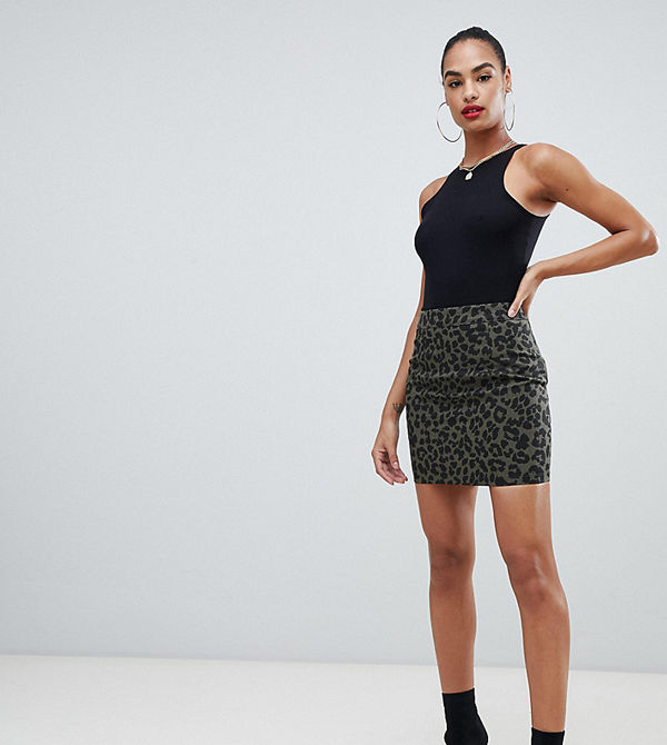 PrettyLittleThing Grön minikjol i leopardmönster Kakifärgad