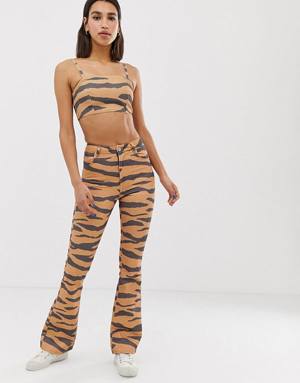 ASOS DESIGN Tigermönstrade flare jeans i hellång modell