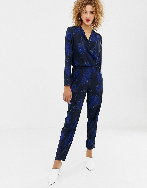 Only Blommig jumpsuit med omlott framtill Marinblå