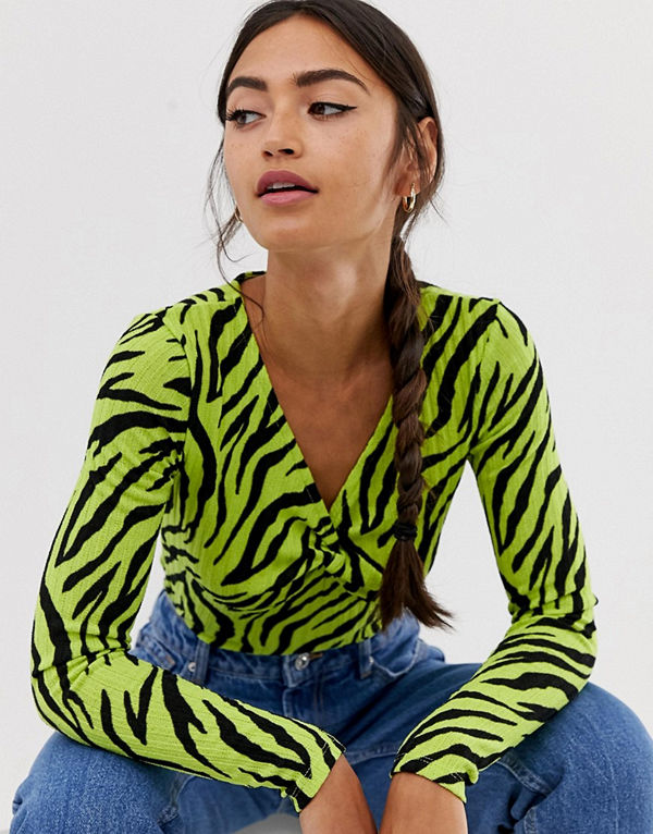 Bershka Tigermönstrad topp med v-ringning