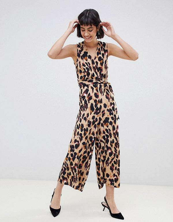 Unique21 Leopardmönstrad jumpsuit med v-ringad hals och knytband Tan leopard