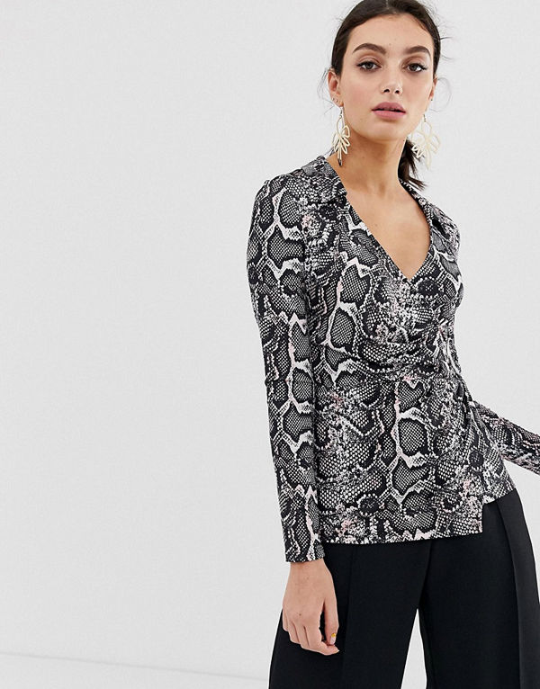 River Island Ormskinnsmönstrad blus med v-ringning och skärp Rosa mönster