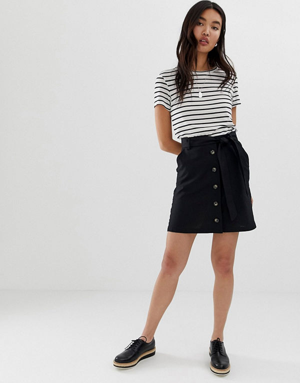 ASOS DESIGN Minikjol i linnetyg med knappar