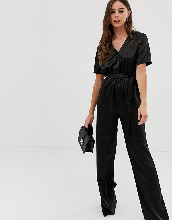PrettyLittleThing Svart jumpsuit i silkeslen jaquard