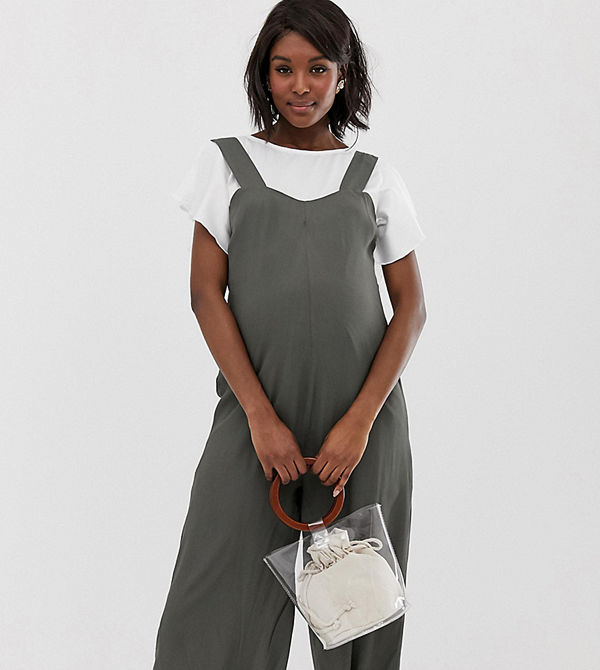 Glamorous Bloom Jumpsuit i minimalistisk design med axelband och knappar baktill Kakifärgad