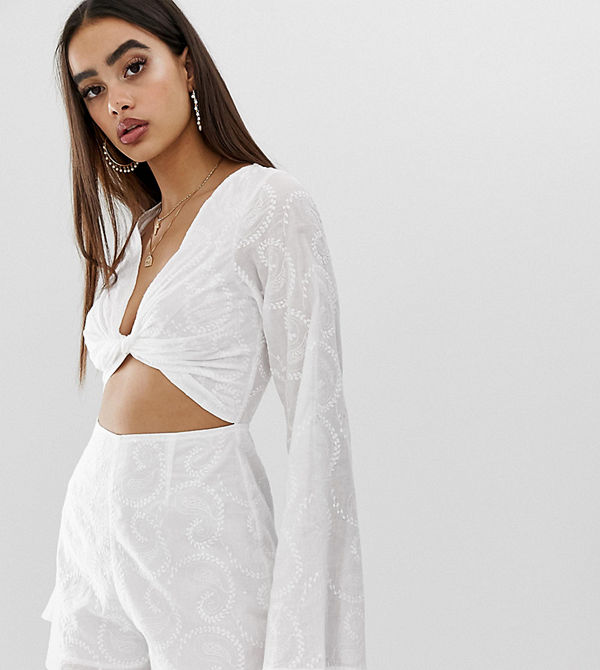 PrettyLittleThing Vit broderad playsuit med utsvängd ärm och utskurna detaljer Vit