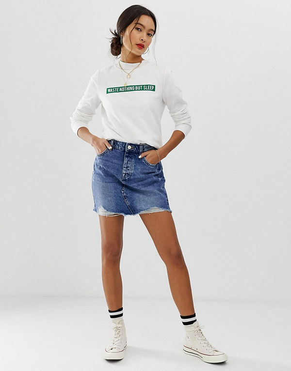 Only — Minikjol i denim med slitningar i vintage-tvätt