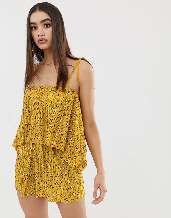 ASOS DESIGN Småblommig playsuit med plissering och smala axelband Småblommigt