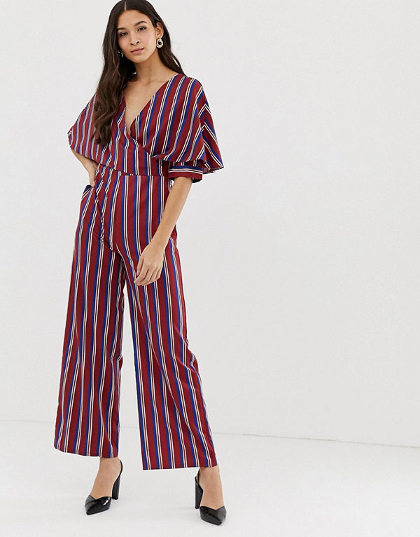 Liquorish Randig jumpsuit med omlott och pingvinärm Mörkröd