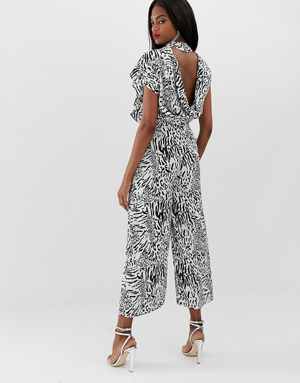 ASOS DESIGN Djurmönstrad jumpsuit i jacquard-tyg med öppen rygg och vid polokrage