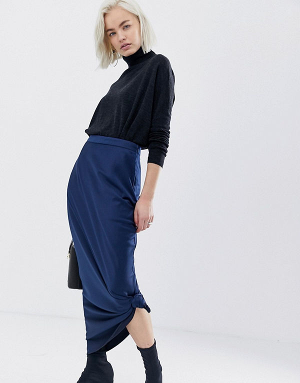 ASOS DESIGN Snedskuren maxikjol i satäng