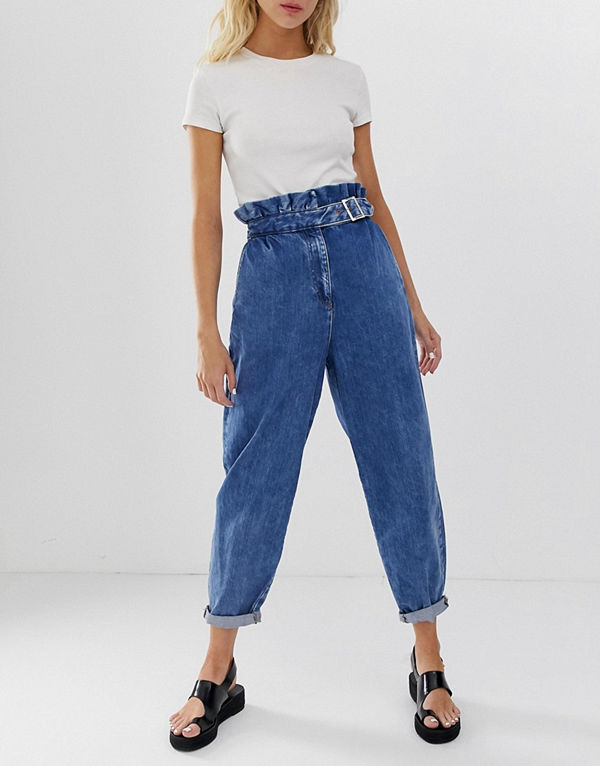 ASOS DESIGN Boyfriendjeans i vintagefärg med rynkad midja och spännesdetalj Indigo