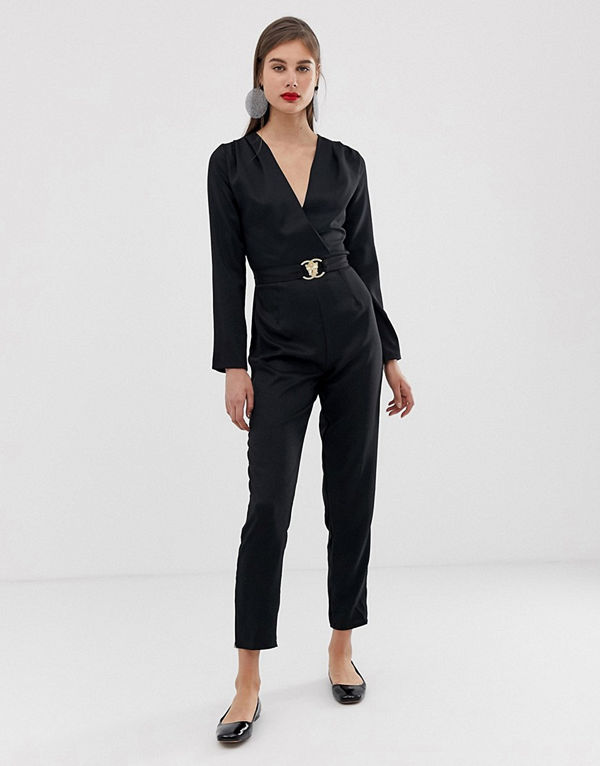 Unique21 Figursydd jumpsuit med guldspänne