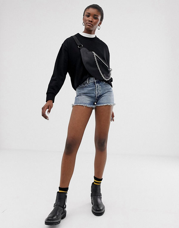 Cheap Monday Avslappnade shorts i ekologisk bomull med råskurna byxben