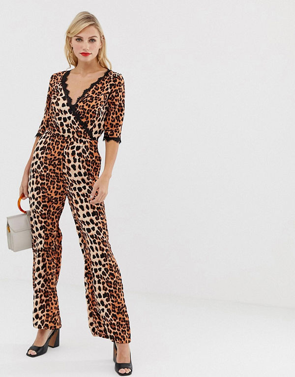 Liquorish Leopardmönstrad jumpsuit med omlott fram och spetsdetalj på ärmen Orange djurmönstrad