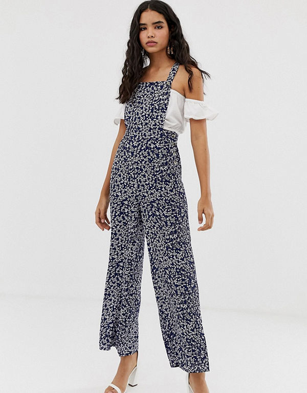 Miss Selfridge Småmönstrad jumpsuit i förklädesmodell