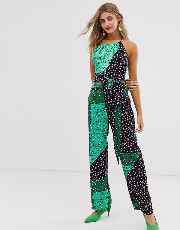 Liquorish Blåmönstrad jumpsuit med halterneck och knytning i midjan Blå