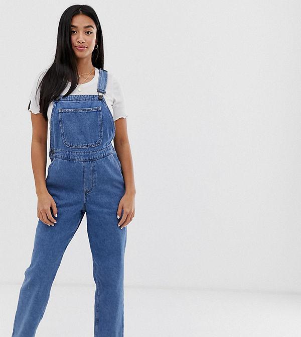 Noisy May Petite Hängselbyxor i denim och mom-modell