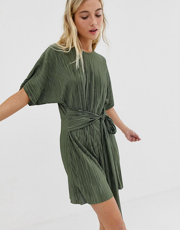ASOS DESIGN Plisserad kortärmad playsuit med knytning framtill Kakifärgad