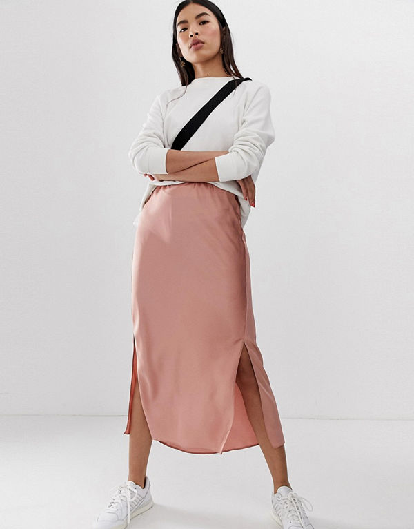 ASOS DESIGN Snedskuren midikjol av satin med slits Mörkt rouge