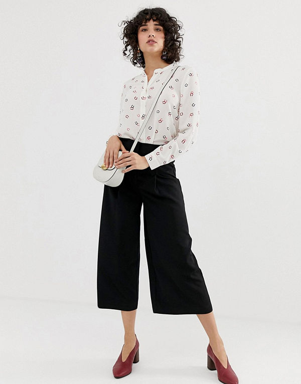 Warehouse Svarta culotte-byxor med veckad detalj