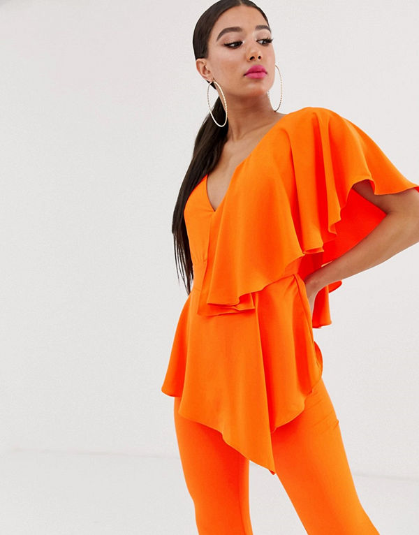 Yaura Orange jumpsuit med djup urringning och volang