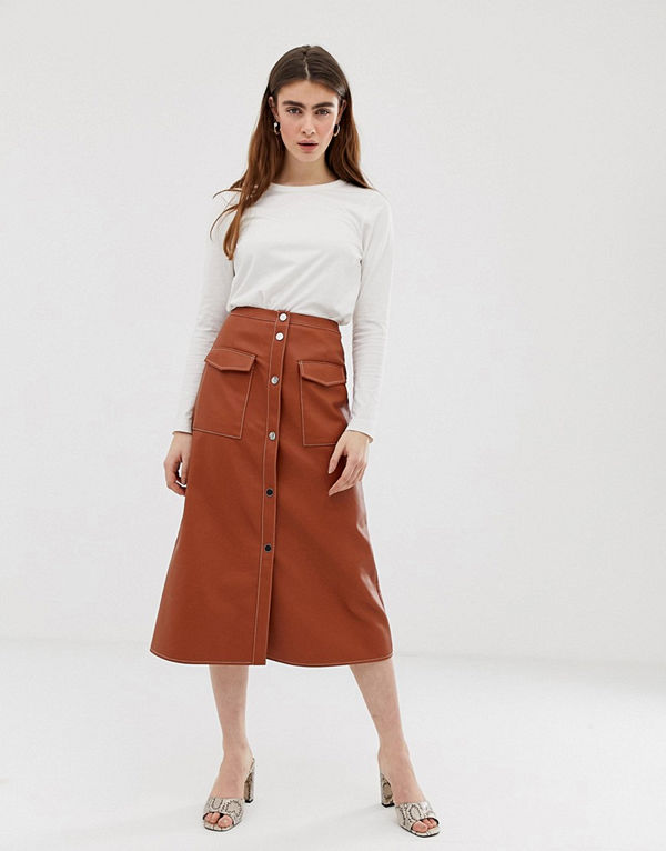 ASOS DESIGN Midikjol i läderimitation med tryckknappar framtill och statement-fickor Guldbrun