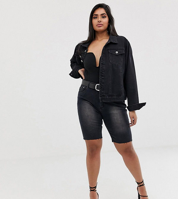 Liquor N Poker Plus Jeansshorts i longline-modell med råskuren fåll Tvättad svart