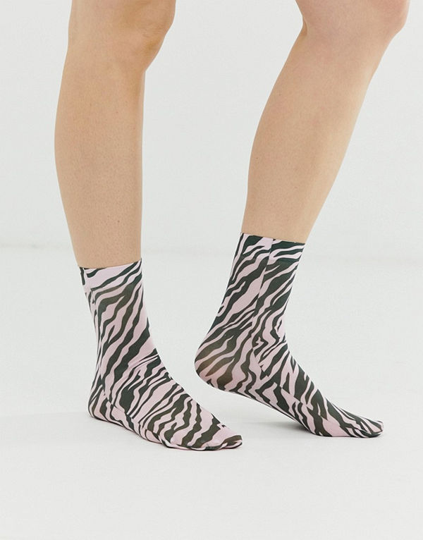 ASOS DESIGN Rosa och svarta ankelstrumpor med zebramönster