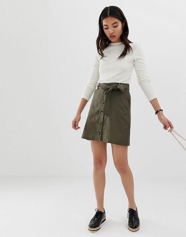 ASOS DESIGN Minikjol i linnetyg med knappar Kakifärgad