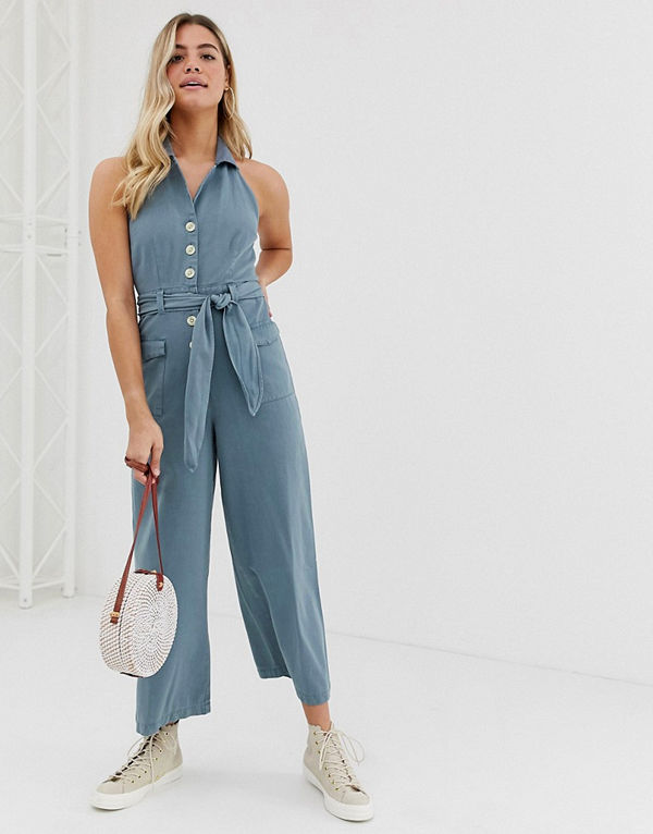 ASOS DESIGN Blå denimjumpsuit i kavaj-modell med halterneck och skärp Mellanblå