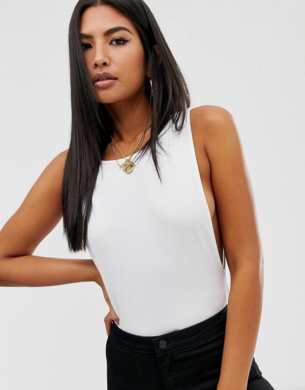ASOS DESIGN Vit body med djupt skurna ärmhål