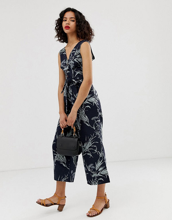 Warehouse Tropiskt mönstrad jumpsuit med knappar framtill