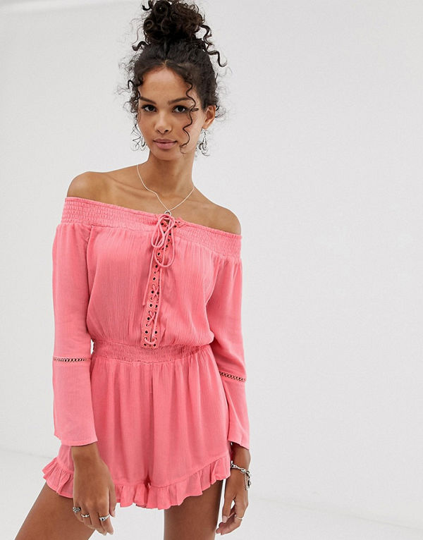 En Crème Playsuit med rynkning och snörning