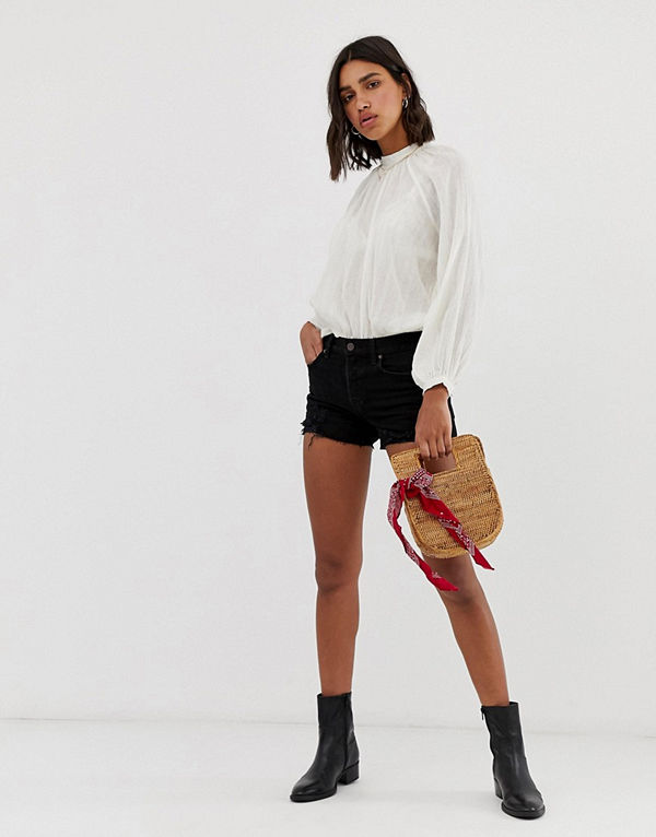 Free People Sofia Jeansshorts med råskuren fåll