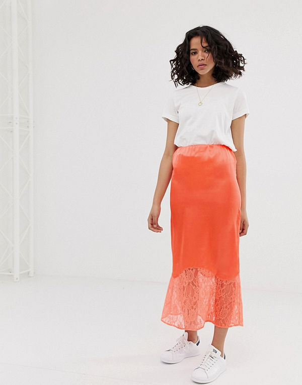 ASOS DESIGN Neonorange snedskuren underkjol i satin och midilängd med spetsfåll